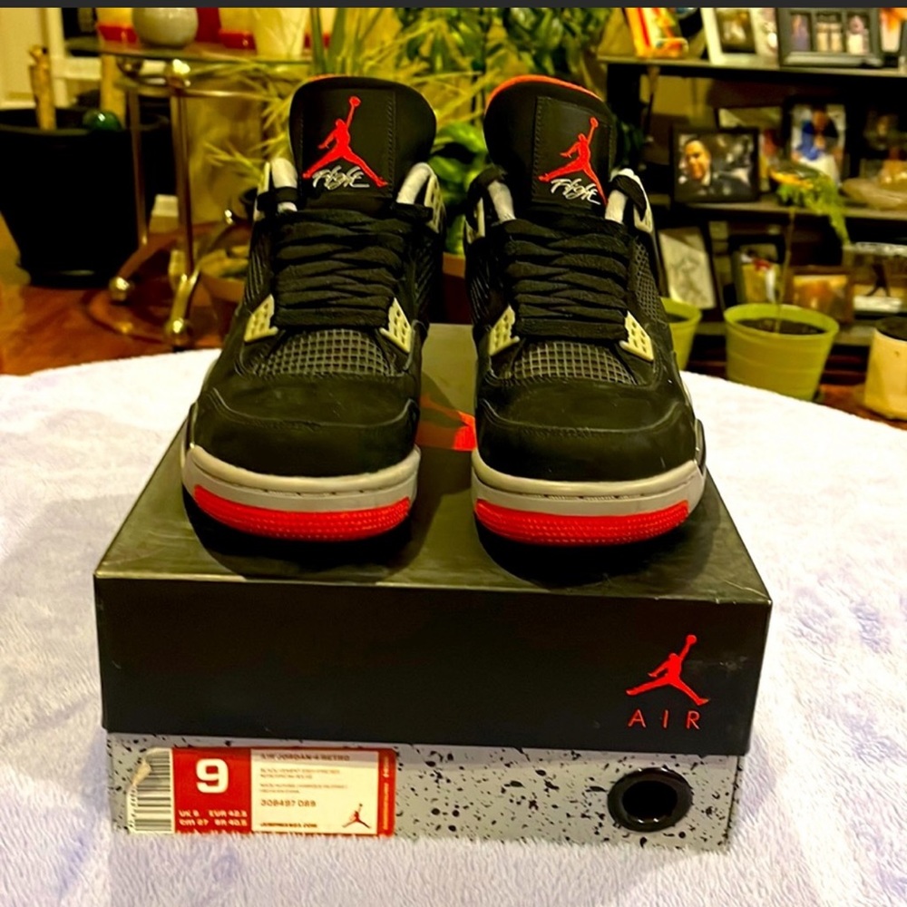 AIR JORDAN 4 RETRO BLACK/CEMENT
GREY-FIRE RED MEN'S SIZE 9 IN ORIGINAL BOX.